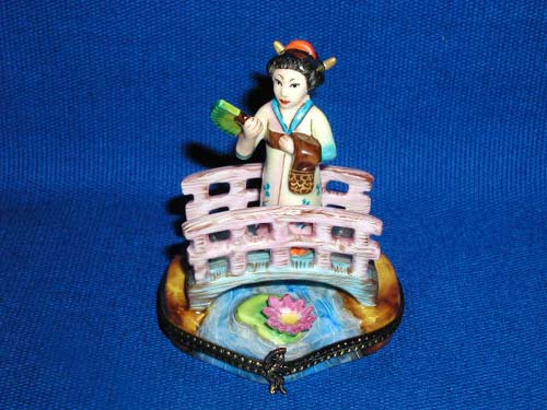 GEISHA ON BRIDGE